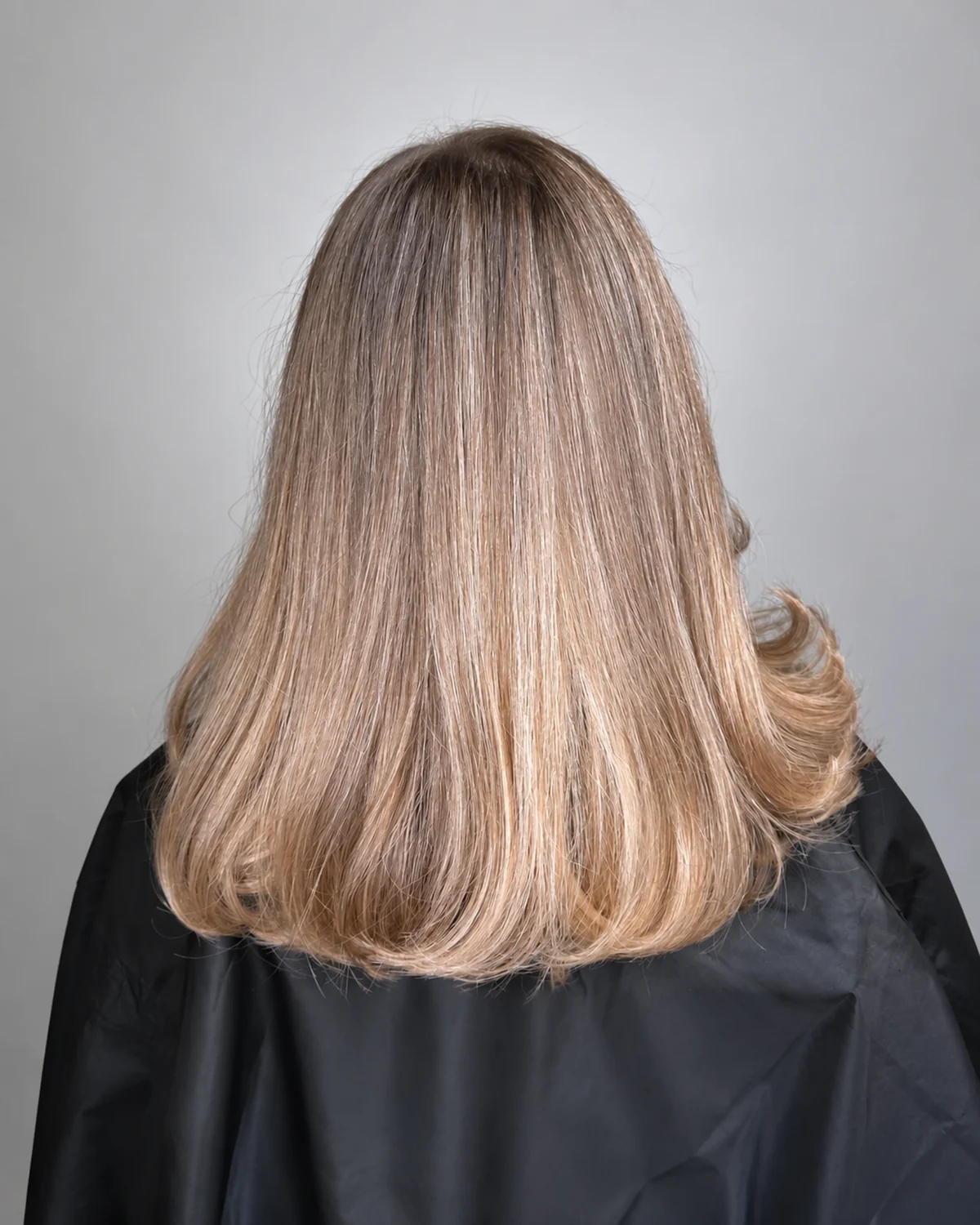 Păr blond lung, cu reflexe luminoase și vârfuri lejere, realizat la TACT.