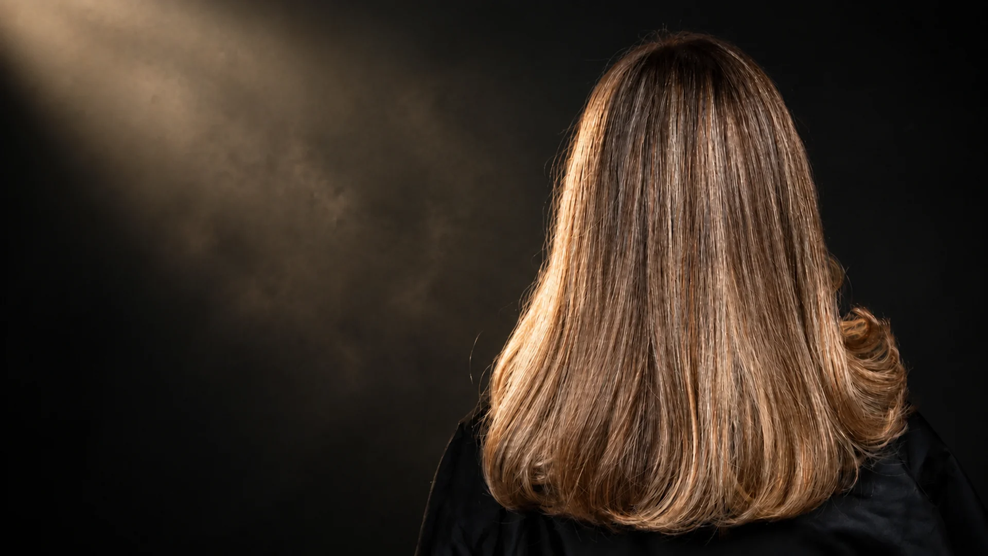 Păr feminin blond cu reflexe calde și finisaj natural, realizat la TACT.
